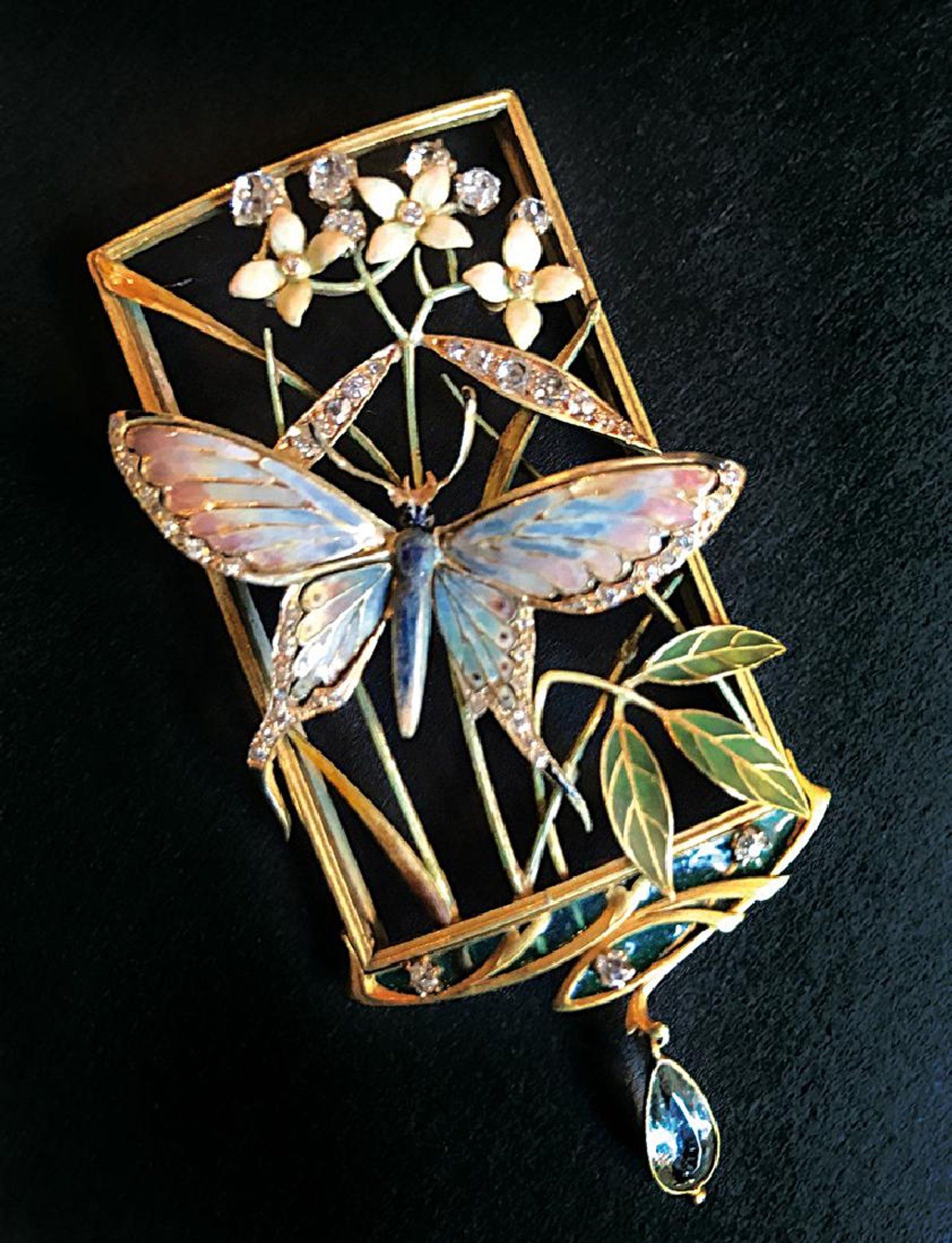 Henri Dubret (French ,1872–1947) Art Nouveau plaque for a necklace. Генри Дубрет (французский, 1872-1947) Наклейка в стиле модерн для ожерелья. 亨利-杜布雷特(法国,1872-1947) 新艺术风格的匾项链。 Bijoux Art Nouveau, Art Nouveau Pendant, Art Nouveau Jewelry, Jewelry Art, Fashion Jewelry, Jewelry Design, Lalique, Enamel Jewelry, Antique Jewelry