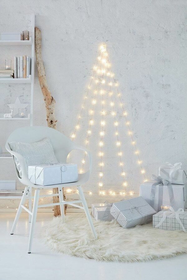 Árvores de Natal alternativas Reciclar e Decorar - Blog de Decoração e Reciclagem Wall Christmas Tree, Handmade Christmas Tree, Christmas Bedroom, Woodland Christmas, Simple Christmas Tree, Pretty Christmas, Blue Christmas, Holiday Room Decor, Easy Christmas Decorations