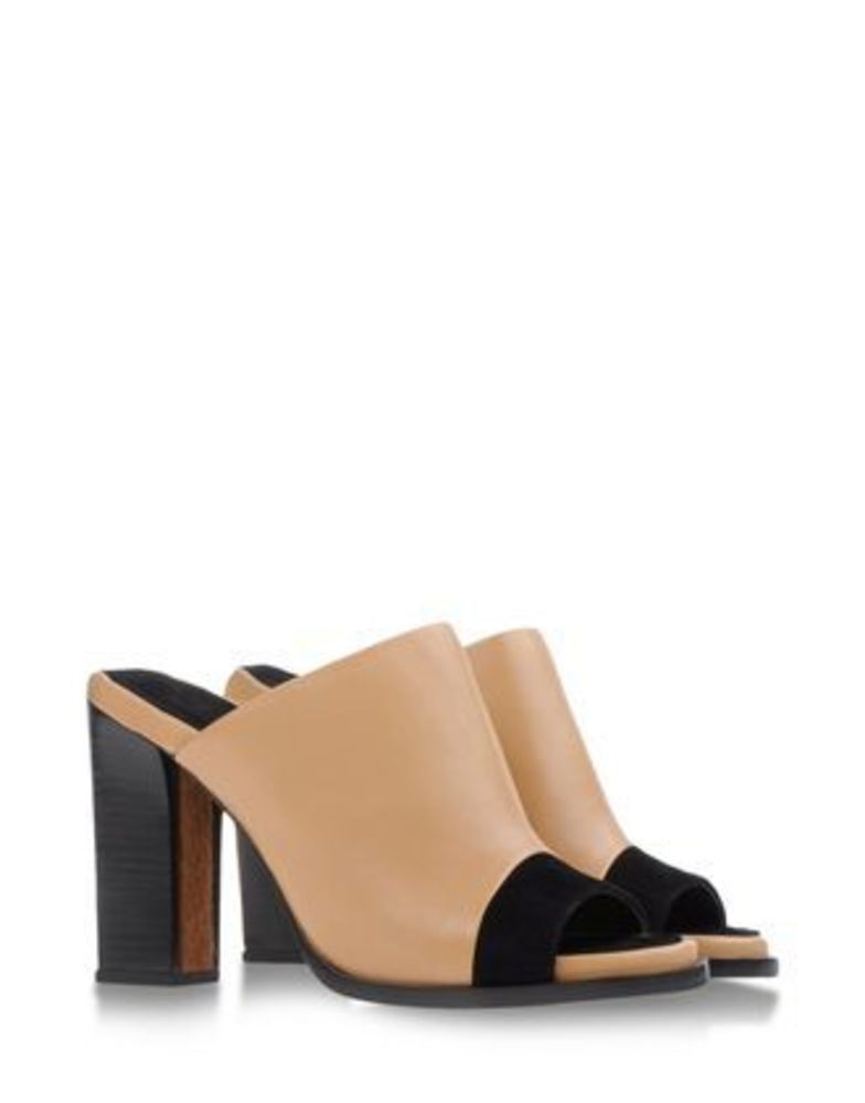 trendy clogs for women