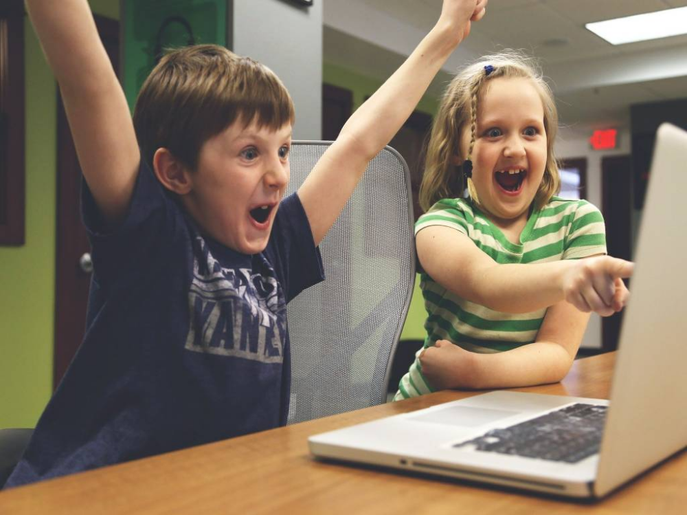 Cursos gratuitos de dibujo, videos de experimentos de ciencia, lecciones de matemáticas con juegos virtuales, cursos de informática y más, para que los #niños no se aburran. Facebook Live Streaming, Live Video Streaming, Learning Apps, Kids Learning, Studio Danza, Blockchain, Quick News, Coding For Kids, Academic Success