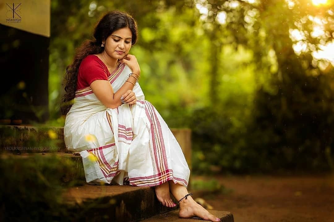 Featured image of post Kerala Photography Saree Photoshoot Poses : Pc @madhu_india_photography mua @varsha_bridalmakeover saree from @studiovirupa.
