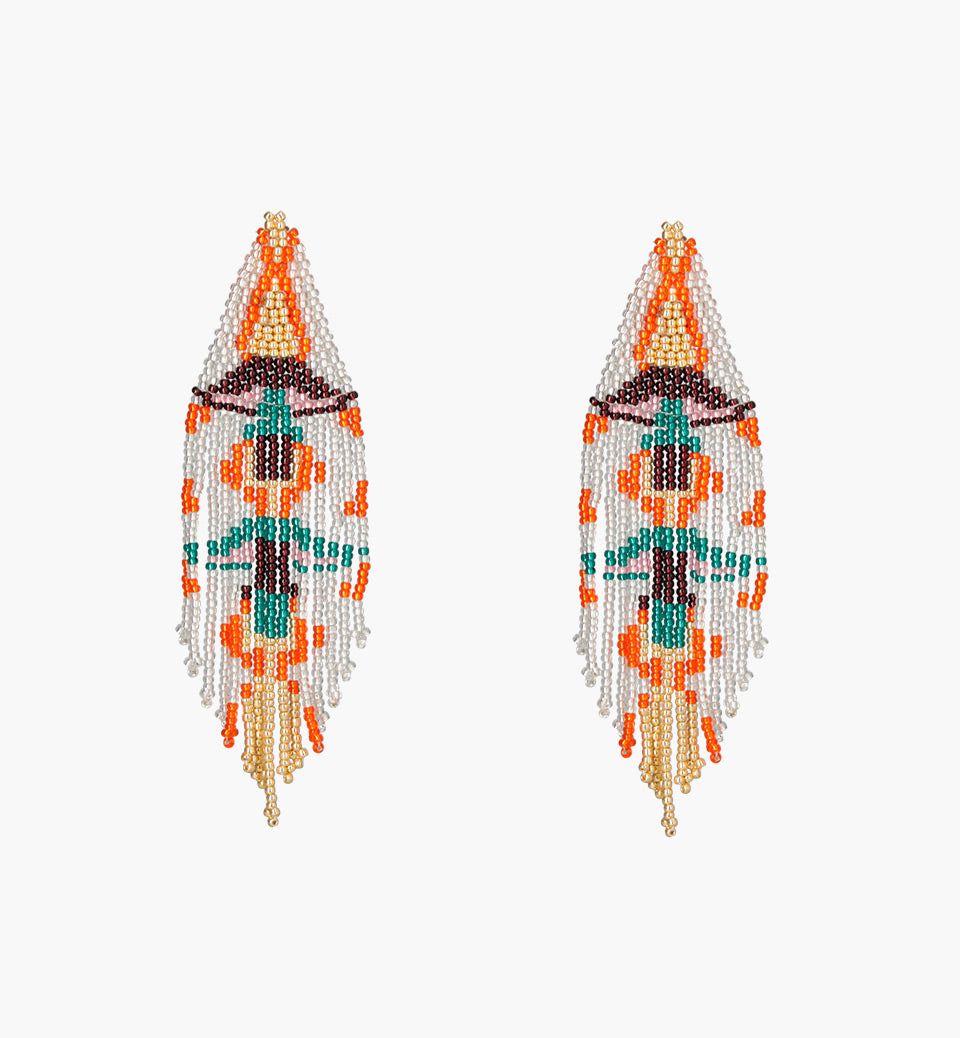 Aretes largos de clip de Mercedes Salazar con forma de hongos, tejidos a mano con chaquiras usando técnicas ancestrales hechos en el Putumayo, Colombia. 12,5CM de largo x 4.5CM de ancho. Esta colección es un recuerdo lejano pero tangible de ciertos colores, animales , símbolos y totems que nos recuerdan, en instantes precisos que existe algo mágico y místico alrededor nuestro. Estas piezas están hechas a mano conservando técnicas artesanales ancestrales, tenemos un equipo de más de cien personas Dream Catcher, Mercedes, Clip, Home Decor, Products, Shape, Hand Knitting, Fungi, Colombia