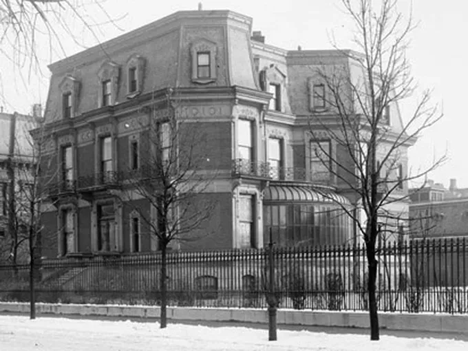 Mapping the Lost Mansions of Chicago's Gilded Age - Marshall Field's house, architect Richard Morris Hunt Chicago Itinerary, Chicago Travel Guide, Chicago Vacation, Old Abandoned Houses, Abandoned Buildings, Old Houses, Chicago Buildings, Chicago Architecture, Chicago River