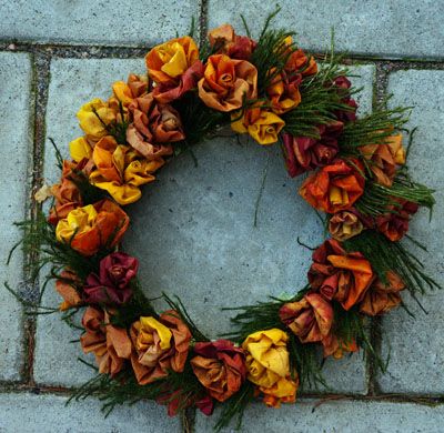 Dörrkrans av lönnlöv. Perfekt att ha på dörren kring Alla Helgonas dag när sommarblommorna vissnat och man vill pynta trädgården i väntan på vinter och jul. Wreaths & Garlands, Xmas Wreaths, Door Wreaths, Flower Diy Crafts, Diy Flowers, Paper Flowers, Christmas Garland Mantle, Christmas Tree Ornaments, Fleurs Diy