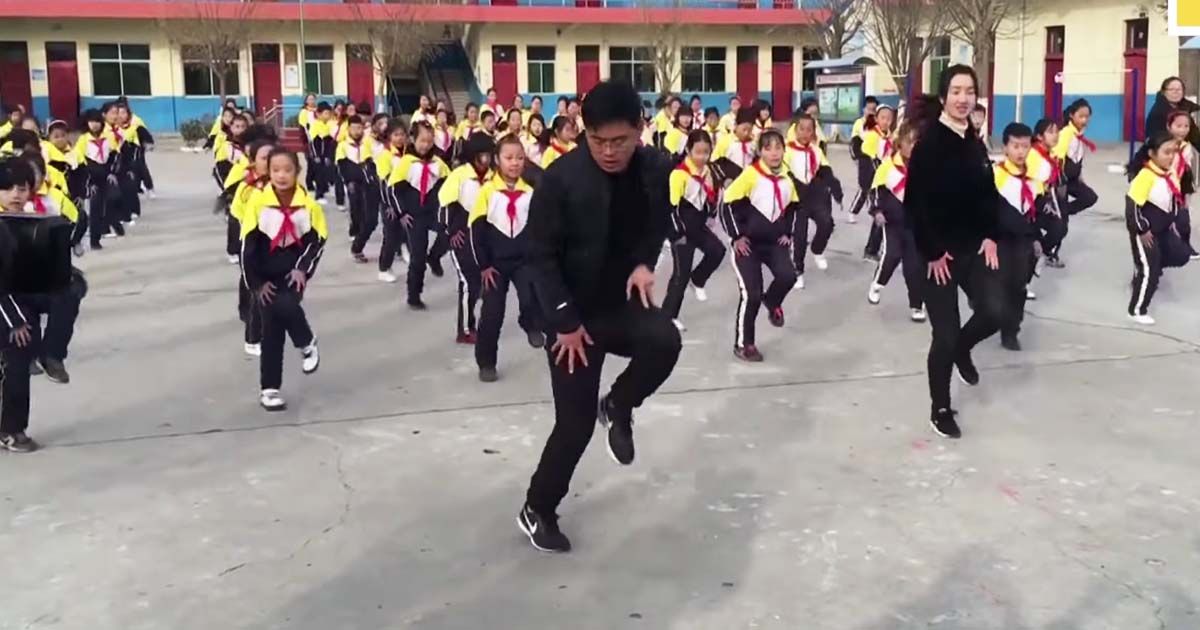 School Principal Breaks Out Epic Dance Moves For Students During Break Cool Dance Moves, Dance Steps, Lets Dance, Dance Moms, Dance Basics, Dance Instruction, Indian Classical Dance, Hip Hop, School Principal