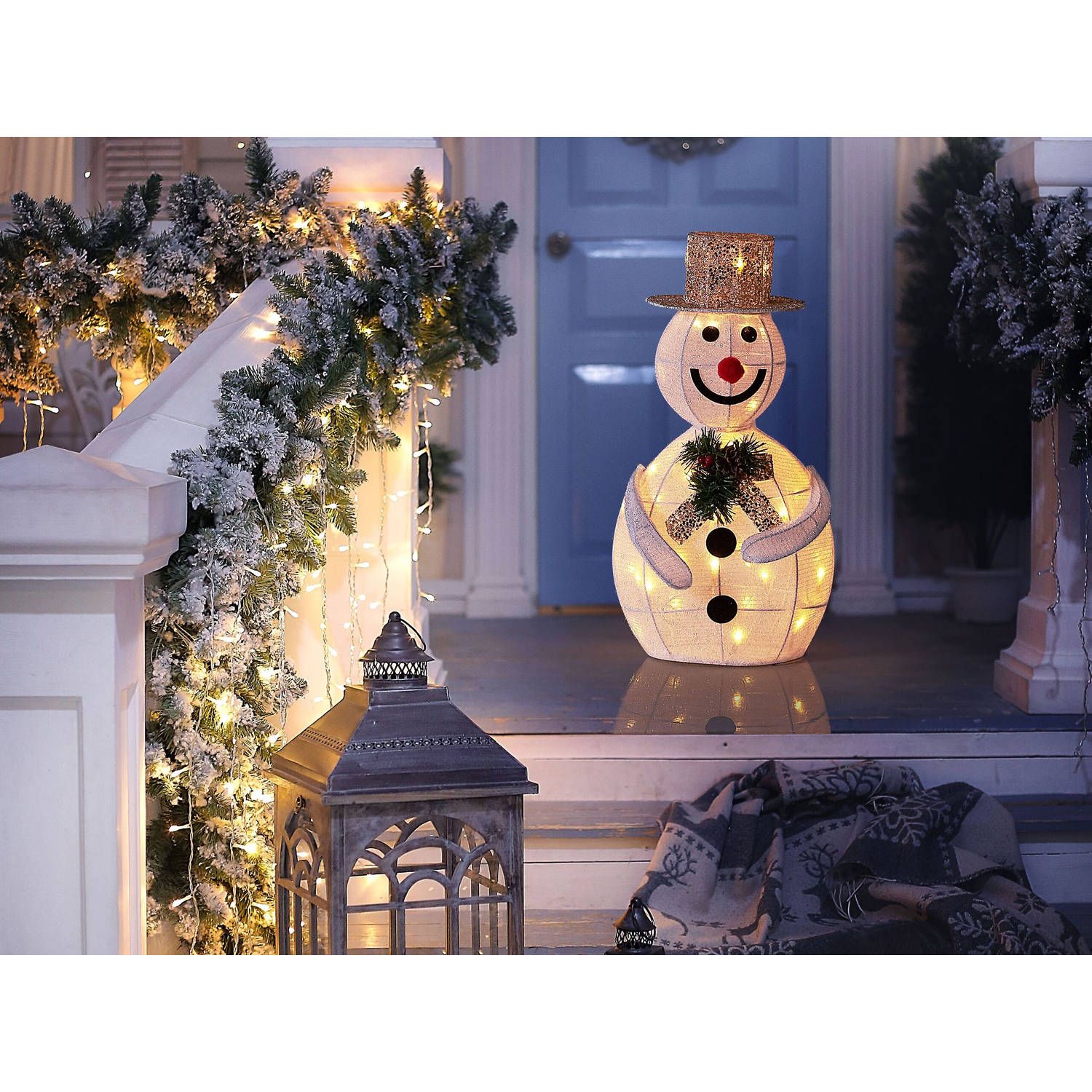 Schattige LED-verlichte sneeuwman voor binnen en buiten. Deze schattige sneeuwpop is zeker een speelse toevoeging aan elke omgeving, zowel binnen als buiten. Het is gemaakt van robuust metaal dat is bedekt met wit katoen. Het stuk is bo... Led Decoration, Led Fairy Lights, Cute Snowman, White Cotton, Halloween Wreath, Rama, Whimsical, Piecings, Christmas