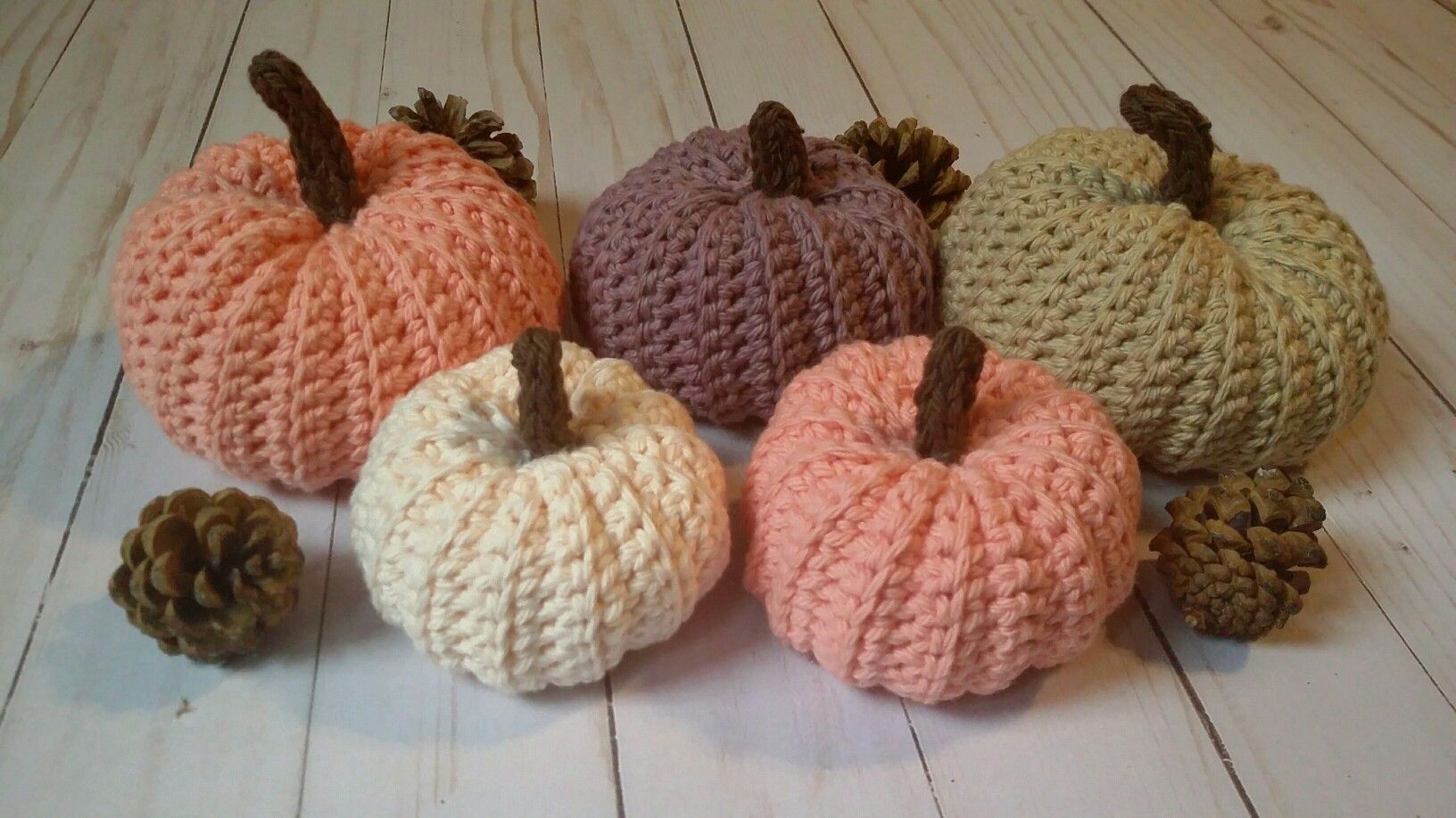 Handmade crochet pumpkins by Carolina Stefania using cotton yarns