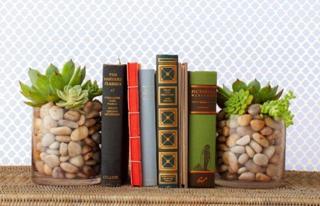 Succulents Crafts and DIY Projects - Succulent Bookends - How To Make Fun, Beautiful and Cool Succulent Cactus Wedding Favors, Centerpieces, Mason Jar Ideas, Flower Pots and Decor http://diyjoy.com/diy-ideas-succulents-crafts Plant Decor Indoor, Indoor Plants, Indoor Gardening, Suculentas Diy, Diy Bookends, Unique Bookends, Diy Home Decor, Home Diy, Decoration Plante