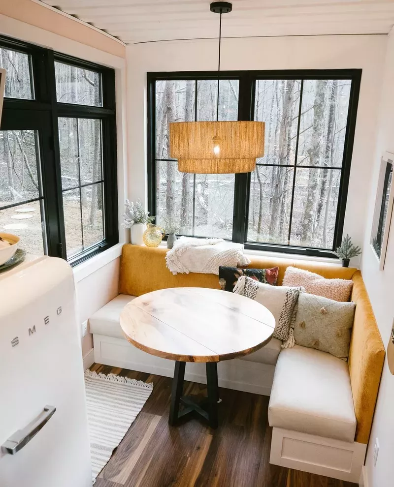 24 Tiny Houses That Prove Bigger Isn't Always Better Wohne Im Tiny House, Tiny House Decor, Tiny House Interior, Tiny House Plans, Tiny House Design, Interior Design, Tiny House Dining Area, Mini Homes Tiny Houses, Little Houses