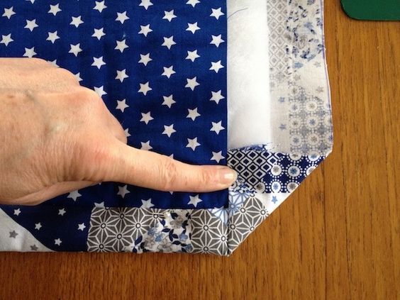 voici la 2e Partie du Tutoriel pour réaliser cette courtepointe matelassée en patchwork Pour rappel dans la 1ère Partie du Tuto... Patchwork Diy, Patchwork Tutorial, Patchwork Clothes, Patchwork Quilt Patterns, Applique Quilting, Patchwork Designs, Machine Quilting, Couture Sewing, Diy Couture