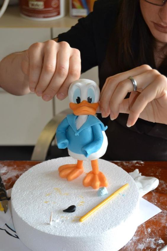 Fondant Toppers, Fondant Figures Tutorial, Cake Topper Tutorial, Fondant Cakes, Cupcake Cakes, Fondant Bow, 3d Cakes, Fondant Flowers, Mini Cakes