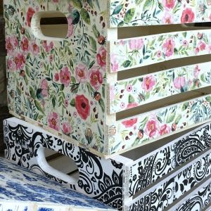 DIY repurposed projects to sell at a vintage market - decoupage crates, framed cork boards, and drawer shelves Decoupage Wood, Napkin Decoupage, Decoupage Furniture, Diy Furniture, Decoupage Tutorial, Furniture Online, Modern Furniture, Furniture Stores, Furniture Repair
