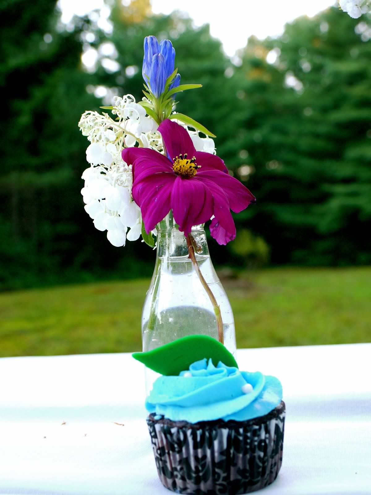 Wedding cupcake and bouquet. | Wedding cupcakes, Homemade ...
