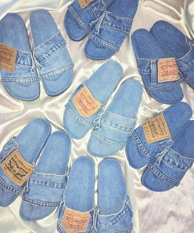 Con Retazos De Tela Crea Hermosas Pantuflas. Mira Aquí 12 Ideas. | Manualidades eli... Artisanats Denim, Denim Shoes, Denim Diy, Jeans Diy, Old Jeans, Recycled Denim, Denim Purse, Demin, Upcycle Jeans