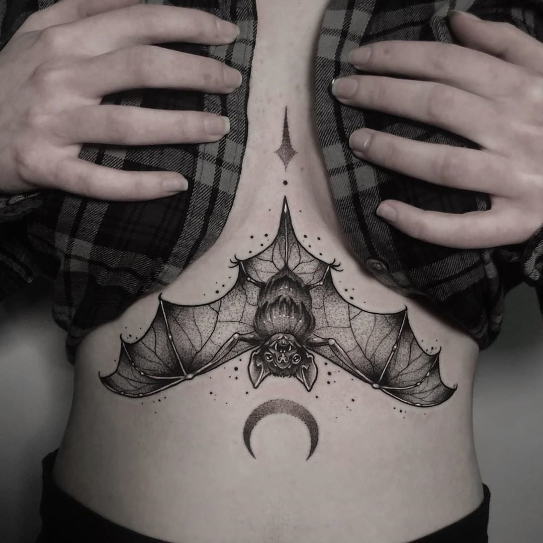 Tattoodo on Instagram: “Love this little night critter by @vil_tattoo at @sacredgoldtattoo in London, UK 🌛#TATTOODO” Tattoo Und Piercing, Goth Tattoo, 4 Tattoo, Body Art Tattoos, Hand Tattoos, Small Tattoos, Sleeve Tattoos, Tatoos, Chest Tattoo Bat