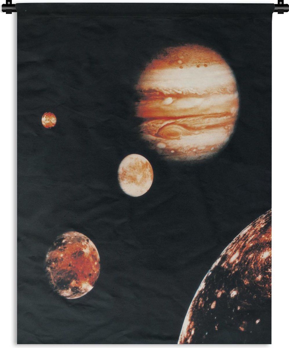 De planeet Jupiter is op deze afbeelding te zien in ons prachtige sterrenstelsel. Door de donkere achtergrond vallen de planeten goed op. Dit hippe wandkleed past bij elk interieur! Productinformatie✔ 98.9% van onze klanten is positief over 1001Tapestries!✔ Gemaakt van stevig en duurzaam materiaal✔ Leuk om aan je muur te hebben✔ Ideaal om je interieur van extra sfeer te voorzien✔ Scherpe afdruk met heldere kleuren✔ Inclusief ophangroedeOok op zoek naar een leuke manier om jouw woonkamer of sl Tapestry, Celestial, Prints, Outdoor, Products, Hanging Tapestry, Outdoors, Tapestries, Outdoor Games