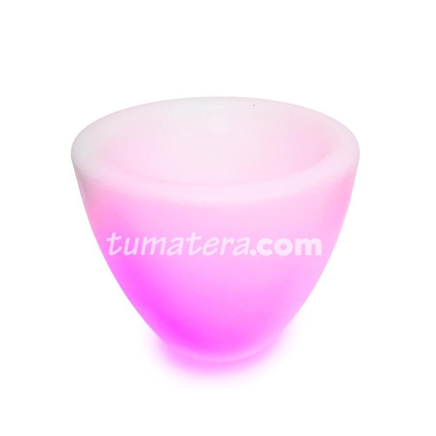 MPT-1614-LUZ MATERA CON ILUMINACION Las Materas con Iluminación son súper livianas, modernas y durables. Perfectas para dar un toque de elegancia y glamour a cualquier ambiente. Perfectas para Interiores; Cuenta con tecnología Led RGB, permitiendo una amplia gama de luces de colores manejadas a control remoto. También permite transiciones automatizadas. ESPECIFICACIONES TÉCNICAS Medidas: 16,5 cm Largo x 16,5 cm Ancho x 13,5 cm Alto. Acabado: Liso. Fondo: 6,5 cm. Material: Producto fabricado con Luz Led, Glamour, Bowl, Tableware, Environment, Enabling, Elegance Fashion, Interiors, Dinnerware