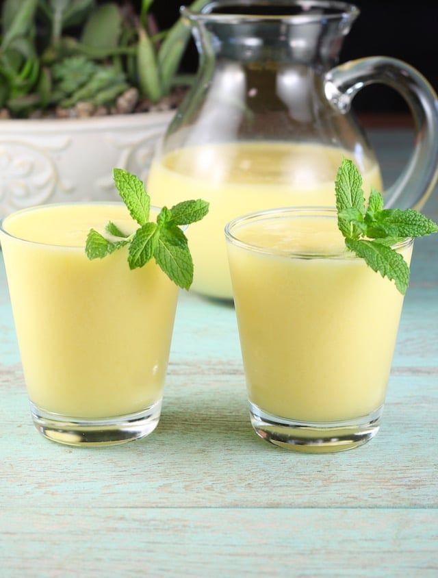 Delicious and refreshing Mango Rum Coolers Cocktail Recipe ~ Perfect for summer parties ~ MissintheKitchen.com Summer Cocktail Party Drinks, Cocktails For Parties, Fruity Cocktails, Summer Parties, Refreshing Drinks, Cocktail Recipes, Summer Fun, Kid Drinks Recipes, Alcohol Recipes