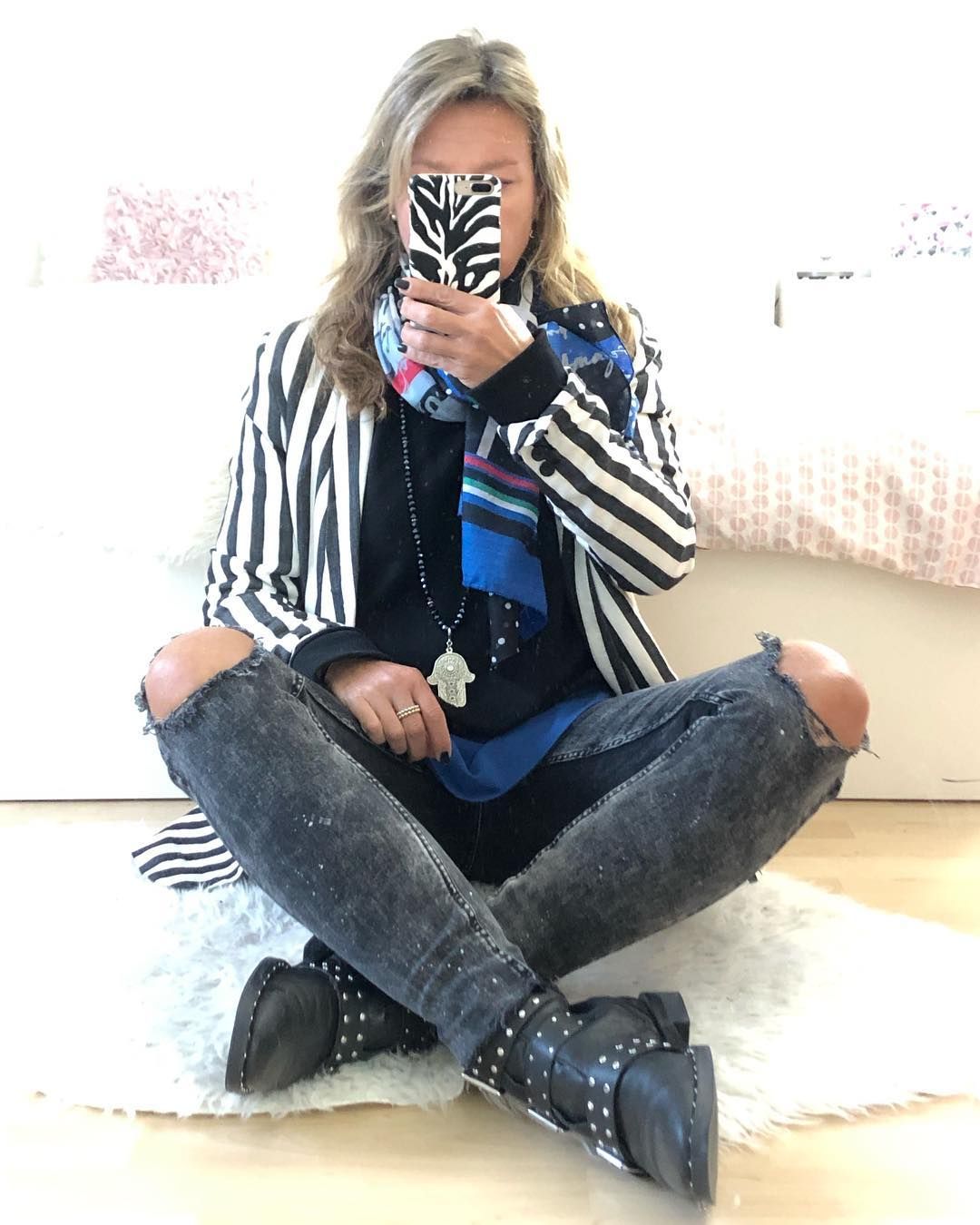 Silke on Instagram: “Guten Morgen meine Lieben 🥰———————————————————— #outfitinspiration bin mir aber unsicher ob ich den Blazer an lasse 🤪…” Ripped Jean, Blazer, Pants, Instagram, Fashion, Women, Good Morning, Trouser Pants, Moda