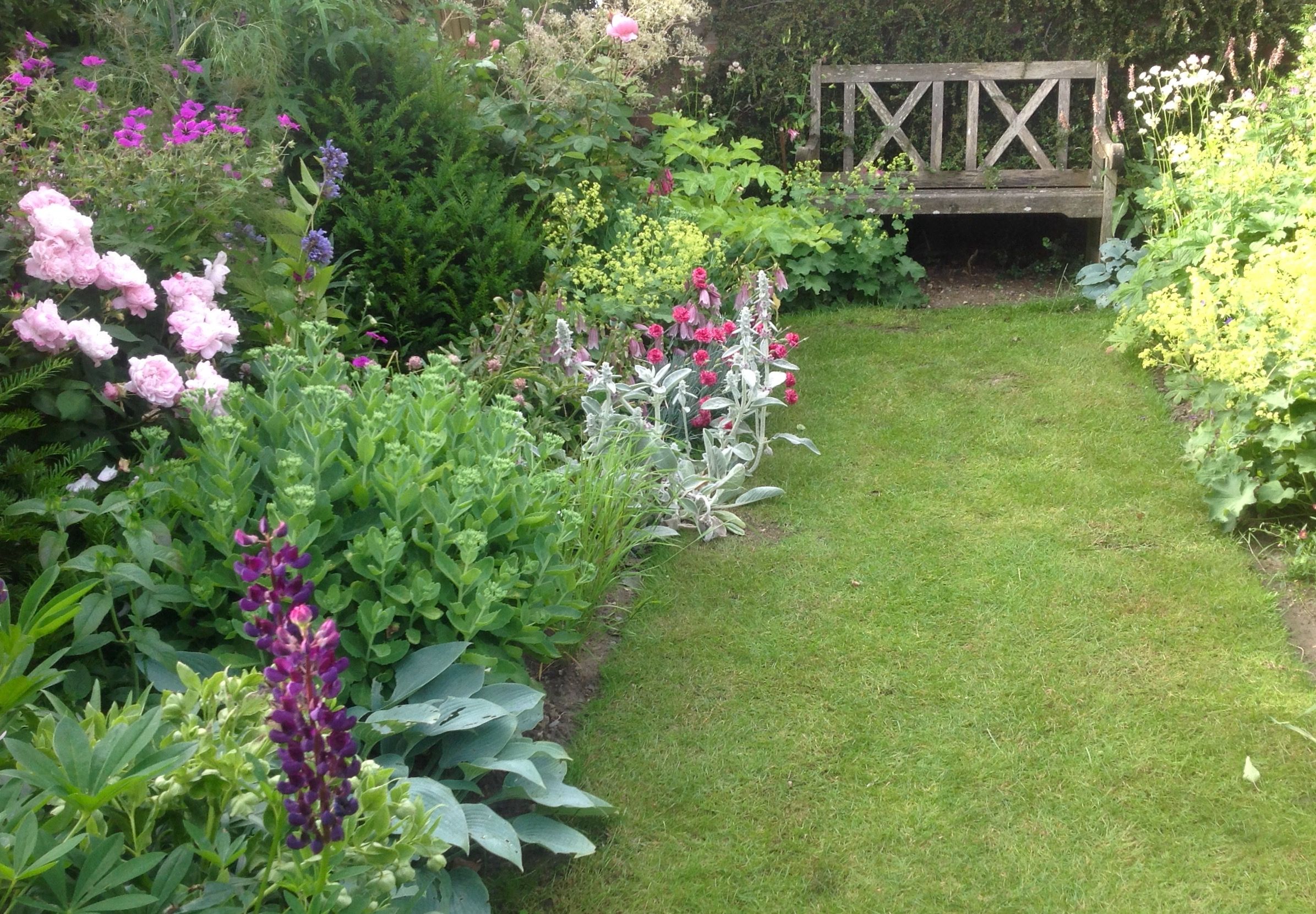 Perennial border Outdoor gardens, Garden inspiration, English country