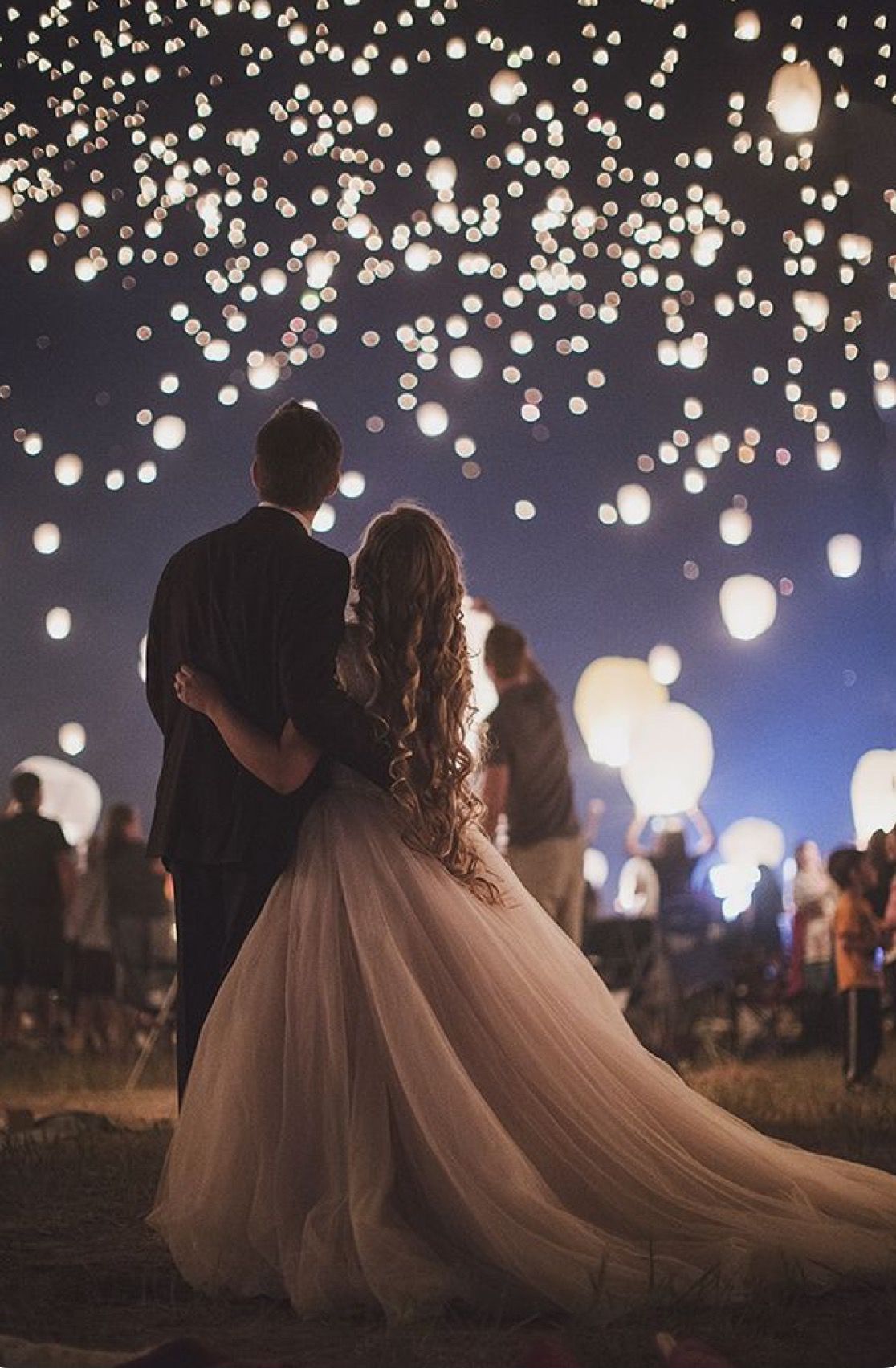 Samara Lazuli, una licantropa con muchos secretos en su vida. Entra a… #hombrelobo # Hombre lobo # amreading # books # wattpad Night Wedding Photos, Wedding Night, Wedding Pics, Wedding Photoshoot, Wedding Couples, Wedding Inspo, Wedding Ceremony, Wedding Disney, Wedding Guest