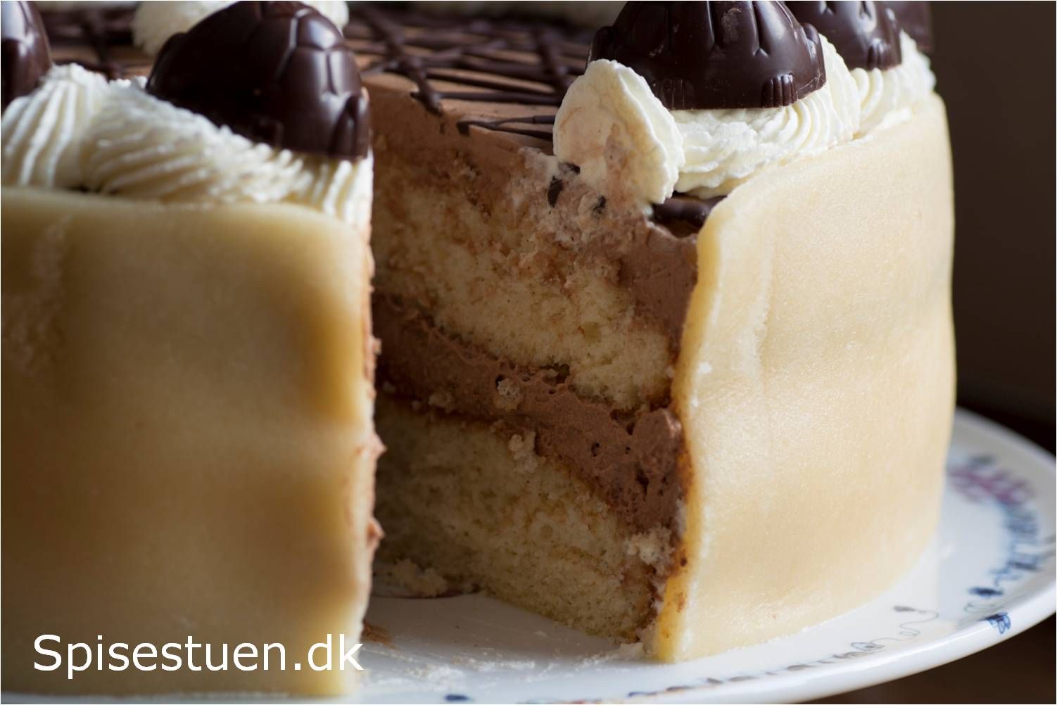 Desserten til familiens julefrokost i går : ) skøn kage med masser ... Stor stue indretning