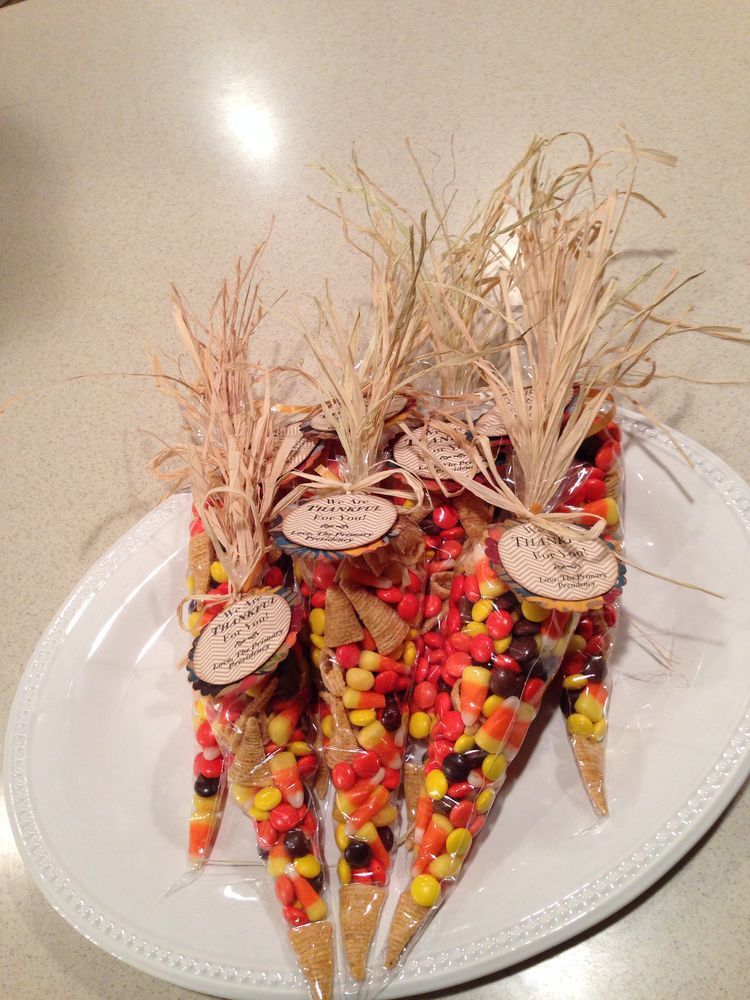 6c7f2fafd173cb9867e88d51fcfc4614 jpg 750a 1 000 pixels thanksgiving thanksgiving place setting or thank you gift i filled icing bags with a mix of reeses pieces candy corn and bugles add rafia to the top and tie with a