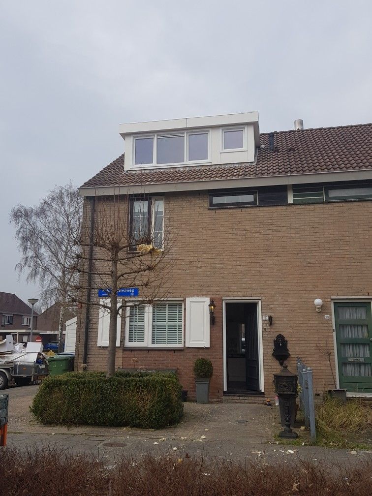 Dakkapel Almere. Volledig kunststof trespa en aanpassing voor toilet ... Dakkapel Almere. Volledig kunststof trespa en aanpassing voor toilet ...