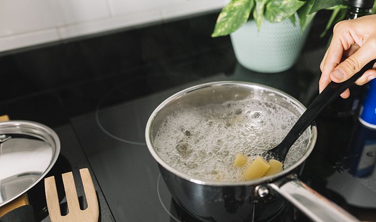 Cómo limpiar una olla quemada con agua y sal | Ollas Cómo limpiar una olla quemada con agua y sal Trucos de