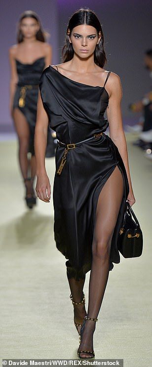 Working it: Kaia Gerber (L) stepped out of her supermodel mother's shadow when she ruled ... Couture Fashion, Runway Fashion, Fashion News, Fashion Models, High Fashion, Fashion Show, Milan Fashion, Kendall Jenner Runway, Estilo Kylie Jenner