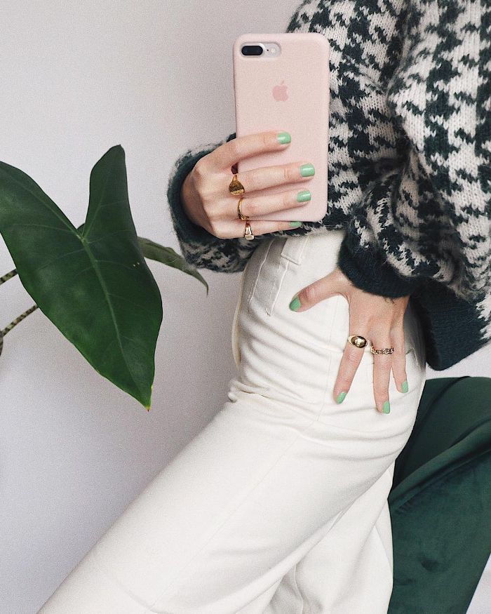 I Have Such a Soft Spot for 2019's Biggest Beauty Trend Green Mani, Lime Green Nails, Pastel Green, Green Eyeliner, Green Eyeshadow, Pastel Outfit, Neutral Outfit, Wear Green, Green Outfit