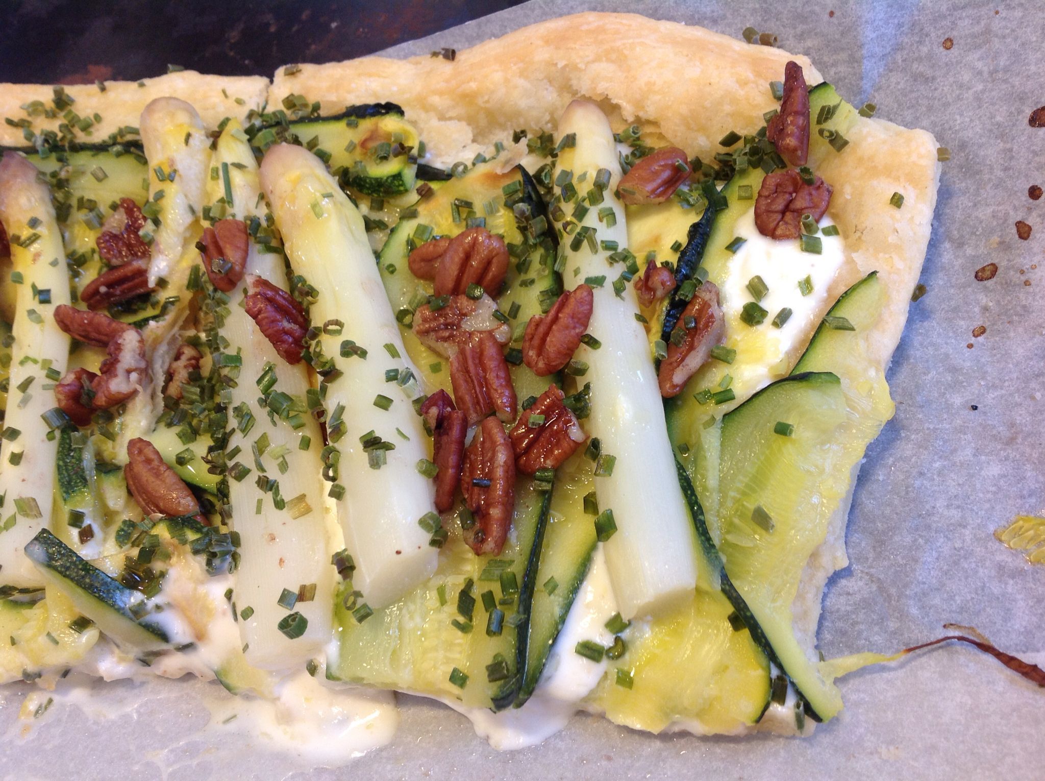 #blog #cour #deux #EtDieuCrea #Extra #feuilletée #inspirée #maison #Pâte #rapide Inspirée du blog EtDieuCrea. Extra ! Pâte feuilletée rapide maison Deux courgettes en lamelles cuites 7min au mo Une dizaine de têtes d'asperges cuites 30 min à la vapeur Faire cuire la pâte à blanc 5 minutes avant la fin de la cuisson, la tartiner d'un mélange 2 CS mascarpone/2CS fromage blanc Recouvrir avec les légumes Sel, poivre, ciboulette, noix de pecan et un filet d'huile d'olive. Re-enfourner po... #patefeuilleteerapide