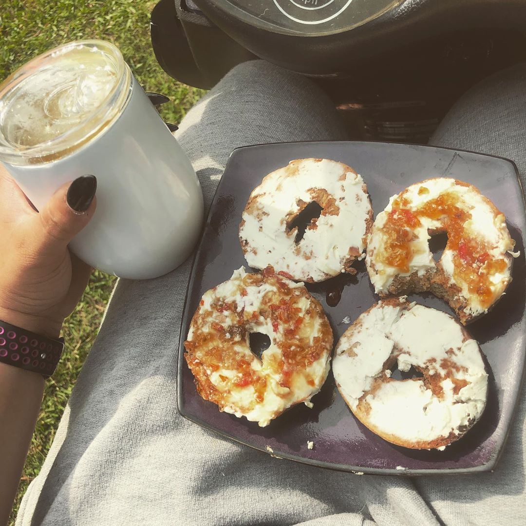 Here’s my cute little breakfast! 😬2 mini bagels cause I’m greedy 🤷🏽♀️ and orange juice! Stay focuse...