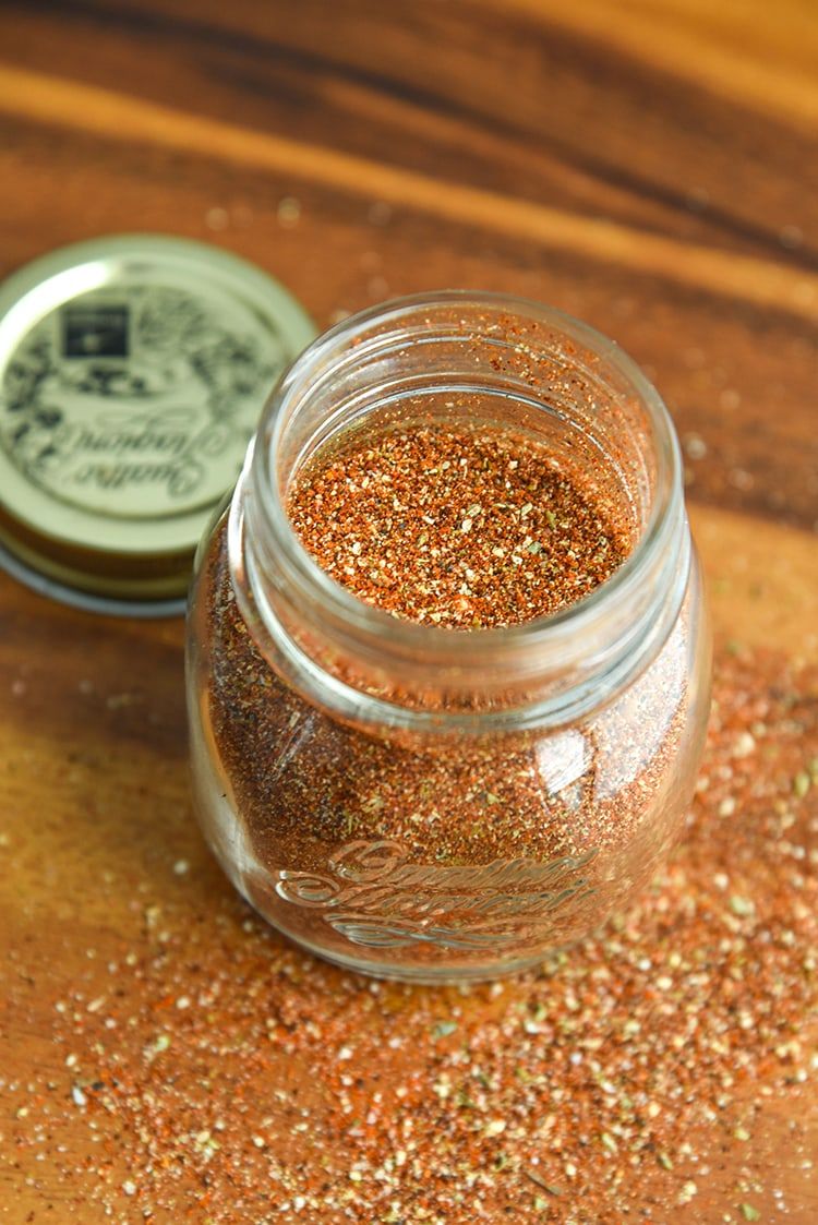 Make your own fajita seasoning recipe instead of using a seasoning packet! It's perfect for chicken fajitas, steak fajitas, shrimp fajitas, or even vegetarian fajitas. We always have our homemade fajitas seasoning ready for quick and easy dinners. Chicken Fajita Rezept, Chicken Fajitas Seasoning, Taco Seasoning Mix Recipe, Homemade Pasta Recipe, Homemade Fajita Seasoning, Baked Chicken Fajitas, Fajita Recipe, Homemade Seasonings, Homemade Spices