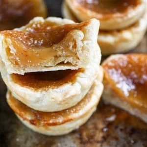 A Canadian treat that everyone should try, these EASY Canadian Butter Tarts consist of a flaky crust filled with a buttery, caramel-like, gooey center! #buttertarts #canadianbuttertarts #eastbuttertarts www.savoryexperiments.com Easy Tart Recipes, Baking Recipes, Dessert Recipes, Baking Ideas, Yummy Recipes, Yummy Food, Best Butter Tart Recipe, Tarts Recipe, Favorite Pie
