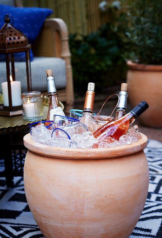 5 easy ways to upcycle terracotta pots #backyard #terracottapots #upcycle #DIY #cooler #gardenparty Backyard Party, Outdoor Party, Diy Outdoor, Outdoor Dining, Backyard Landscaping, Backyard Designs, Outdoor Space, Outdoor Cocktail Party, Backyard Dining