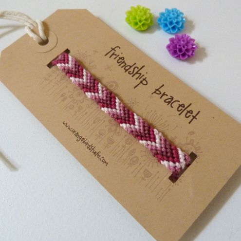 Friendship Bracelet Love - The Packaging! Bracelet Love, Bracelet Gift, Jewelry Bracelets, Loom Bracelets, Macrame Bracelets, Silver Bracelets, Jewerly Packaging, Packaging Diy, Custom Packaging
