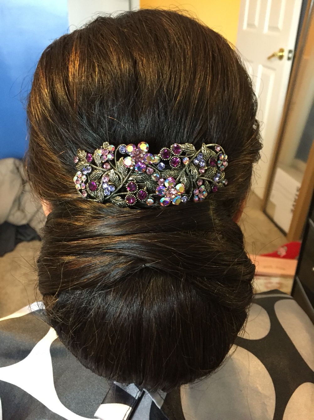 Indian braids are always considered to be the epitome of elegance, traditional looks, and rich beauty. Let's look at the best Indian bridal braided hairstyles that are very common in the country right now. They are in the form of actual ethnic and traditional hairstyles, which certainly suit the Indian values of today as well as the slight uproar of change and new looks. Indian Bun Hairstyles, Bride Hairstyles, Trendy Hairstyles, Homecoming Hairstyles, Hairstyles Haircuts, Simple Hairstyle For Saree, Indian Braids, Traditional Hairstyle, Brides Mom