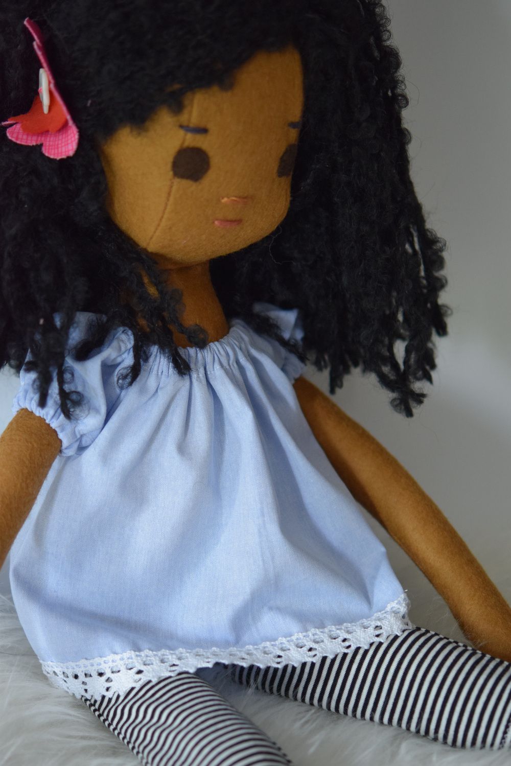Phoebe in her new peasant top Sewing Doll Clothes, Baby Doll Clothes, Sewing Dolls, Sewing Dresses, American Girl Doll Crafts, American Girl Doll Clothes Patterns, American Doll, Baby Doll Pattern, Doll Dress Patterns