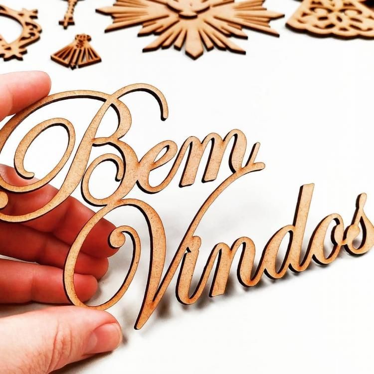 Recorte Bem Vindos Material: MDF 3mm Altere as medidas e o material deste recorte direto em nosso site. O preço será recalculado automaticamente. Item recortado com a precisão e qualidade do Corte a Laser. Peças em MDF ou acrílico para artesanatos e decorações. Place Cards, Laser, Place Card Holders, Site, Custom Products, Favors, Ficus, Handmade Crafts, Boyfriends