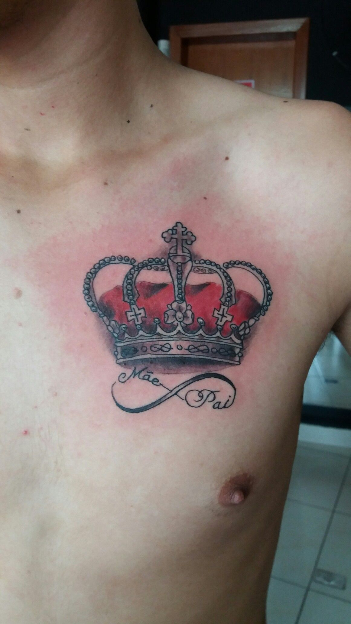 Participante do bbb fazendo sexo oral Tatuagem coroa no peito