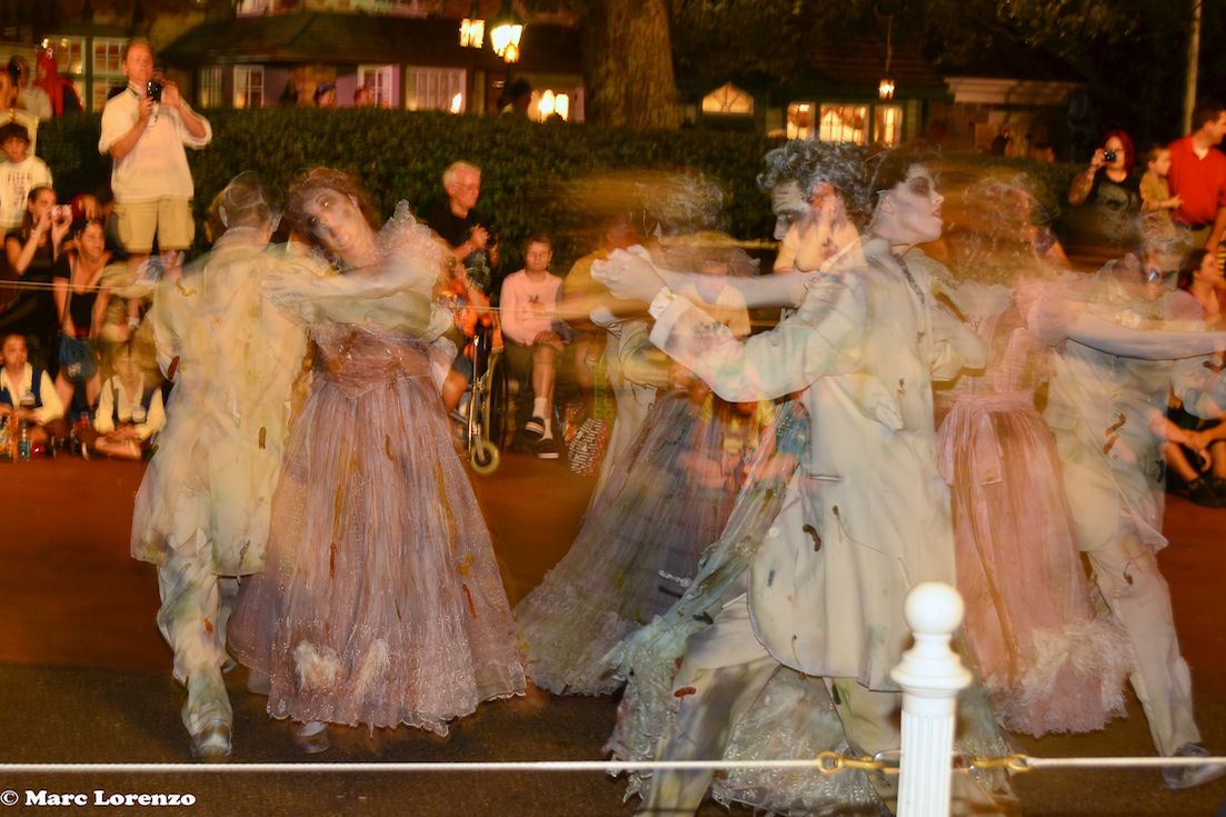 Haunted Mansion ballroom dancers -- LOVE. | Disney haunted mansion