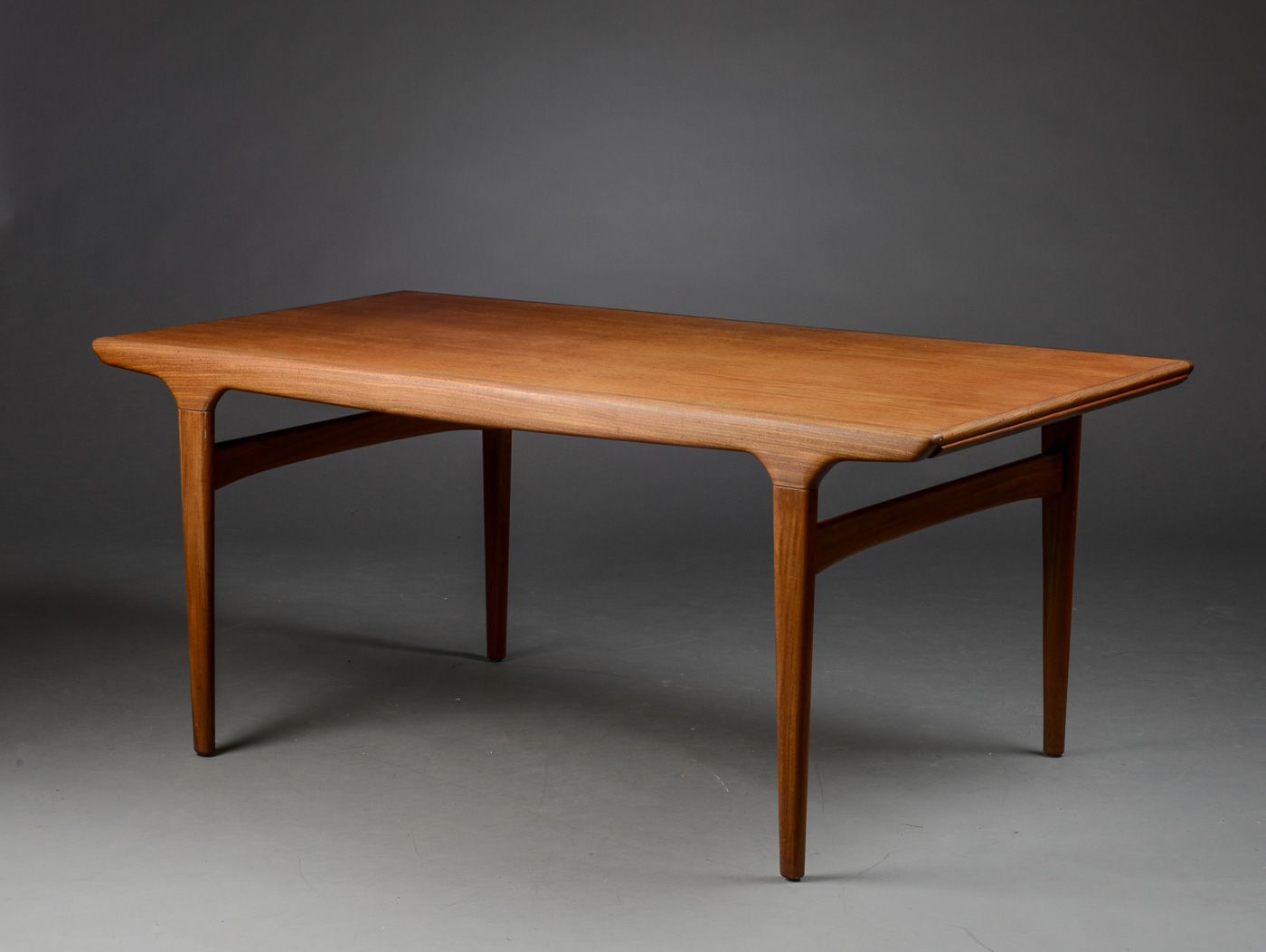 Danish mid century: johannes andersen. spisebord af teaktræ ... Soveværelse hotelstemning