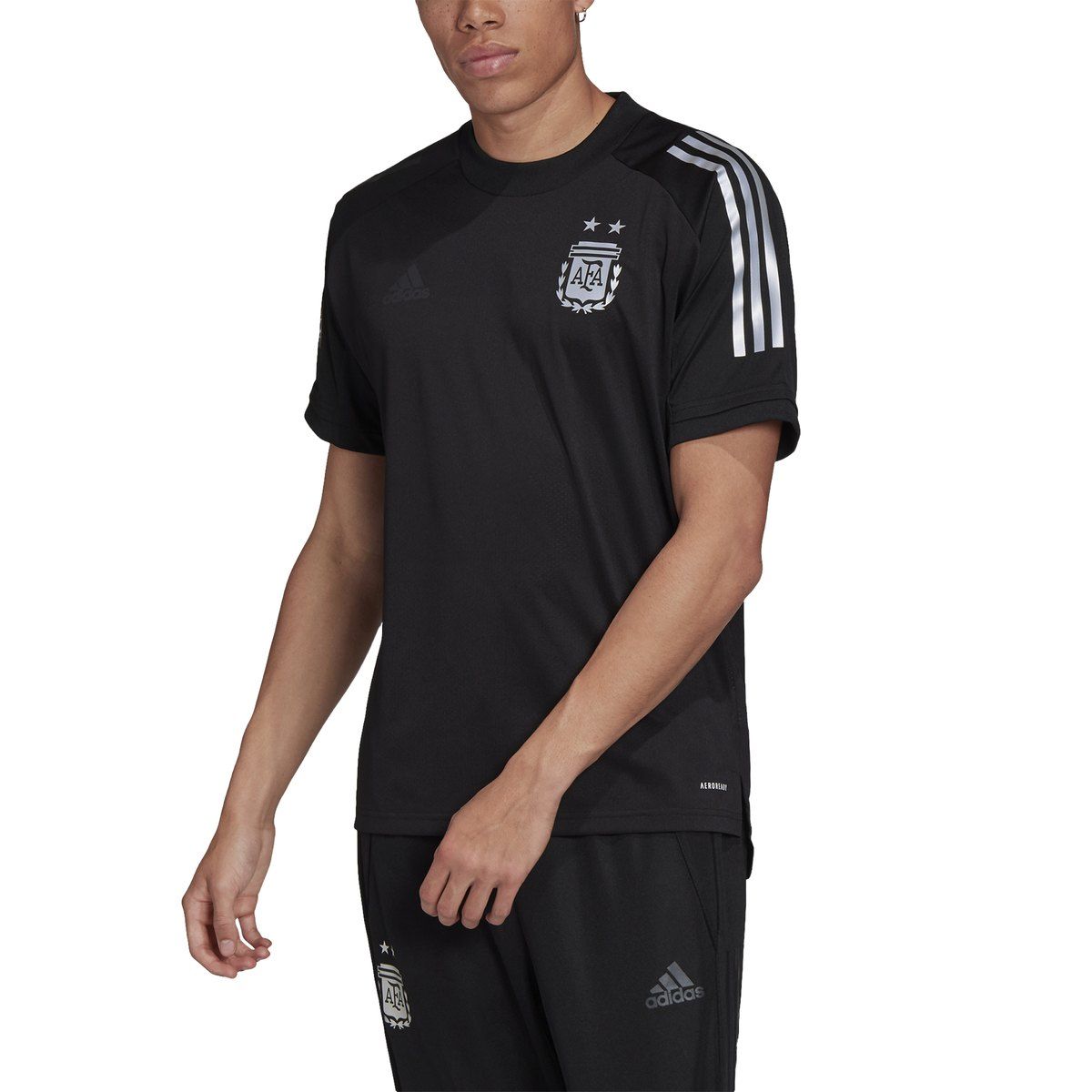 La cancha de entrenamiento es el lugar donde los mejores jugadores del mundo se preparan para ganar. las superestrellas de la selección argentina usan una versión de esta camiseta adidas mientras perfeccionan sus jugadas insignia. su diseño liviano y absorbente te permite entrenar con comodidad en el gimnasio y en la cancha. los tonos verde menta te mantienen en la mirada de todos. Adidas, Mens Tops, T Shirt, Products, Fashion, World, The Selection, Shades Of Green, Mint Green