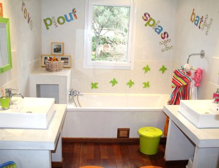 Une salle de bains fonctionnelle aux notes colorées Kids s and Spaces - salle de bains coloree Une salle de bains fonctionnelle aux notes colorées Kids s and Spaces - salle de bains coloree