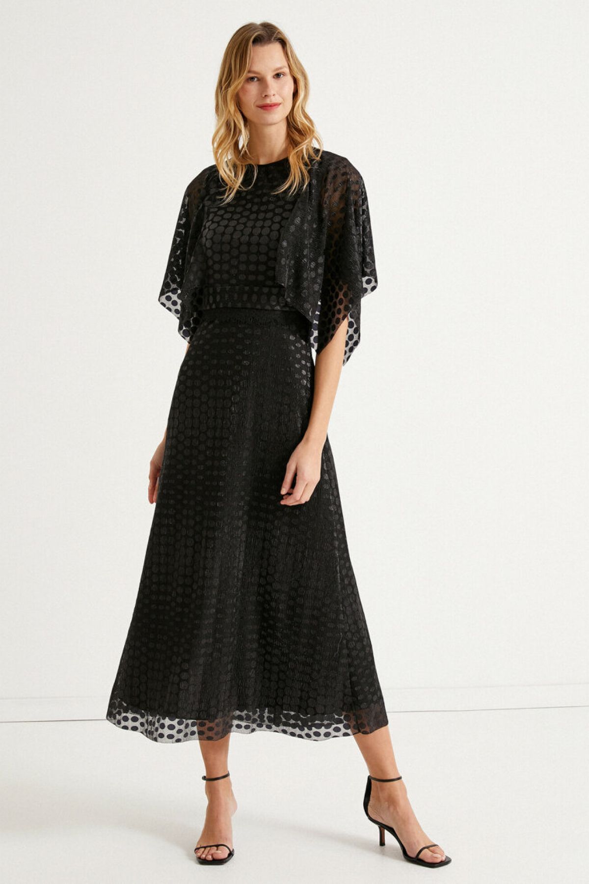 Şıklığına önem veren kadınların özel anlar için seçimi Koton Puantiyeli Bisiklet Yaka Metalik Siyah Uzun Abiye Elbise avantajlı fiyat seçeneği ile Elbisebul’da. Polka Dot Dress, Polka Dots, Black Evening Dresses, The Dress, Dress Materials, Cold Shoulder Dress, Short Sleeve Dresses, Crew Neck, Bust