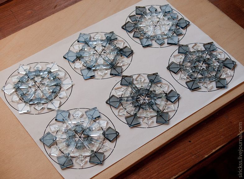 Christmas Snowflakes Ornaments, Glass Christmas Decorations, Fused Glass Artwork, Fused Glass Jewelry, Glass Pool Tile, Mosaic Glass, Stained Glass Projects, Stained Glass Patterns, Glass Fusion Ideas