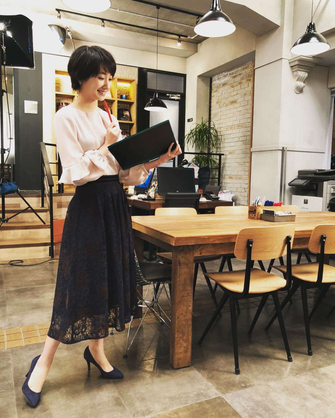 波瑠 さやかちゃんのお仕事服とお出かけ服 女性らしさ増し増しです survivalwedding サバイバルウェディング さやかちゃんのお仕事服とお出かけ服 女性らしさ増し増しです survivalwedding サバイバルウェディン ファッションアイデア 服 デザイン 膝