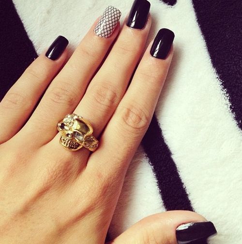 6 Manicures That Show Off Your Silver Jewelry Red and silver nails, Silver nails