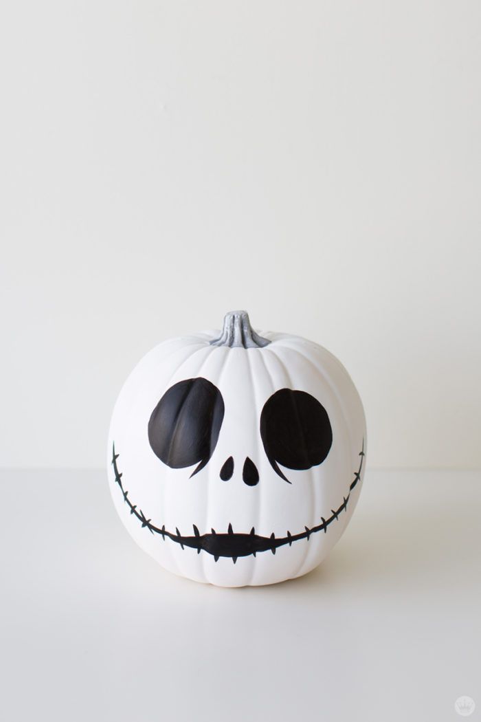 White pumpkin decorated with black paint to resemble Jack Skellington from The Nightmare Before Christmas Disney Halloween, Casa Halloween, Halloween Pumpkin Designs, Halloween Pumpkins Painted, Halloween 2019, Painted Pumpkins, Halloween Crafts, Halloween Ghosts, Carving Pumpkins